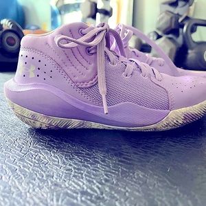 Girls UA Bball shoes 2Y